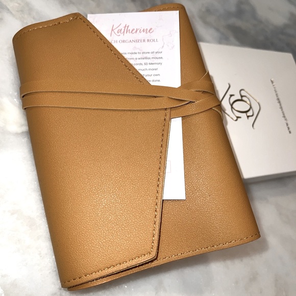 GLASS LADDER CO Katherine Tech
Organizer Roll-up Case in Honey Vegan
Leather - Picture 5 of 7